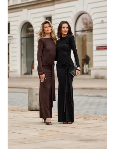 Serenya – ciemnobrązowa długa sukienka z wycięciem na plecach | Roco Fashion