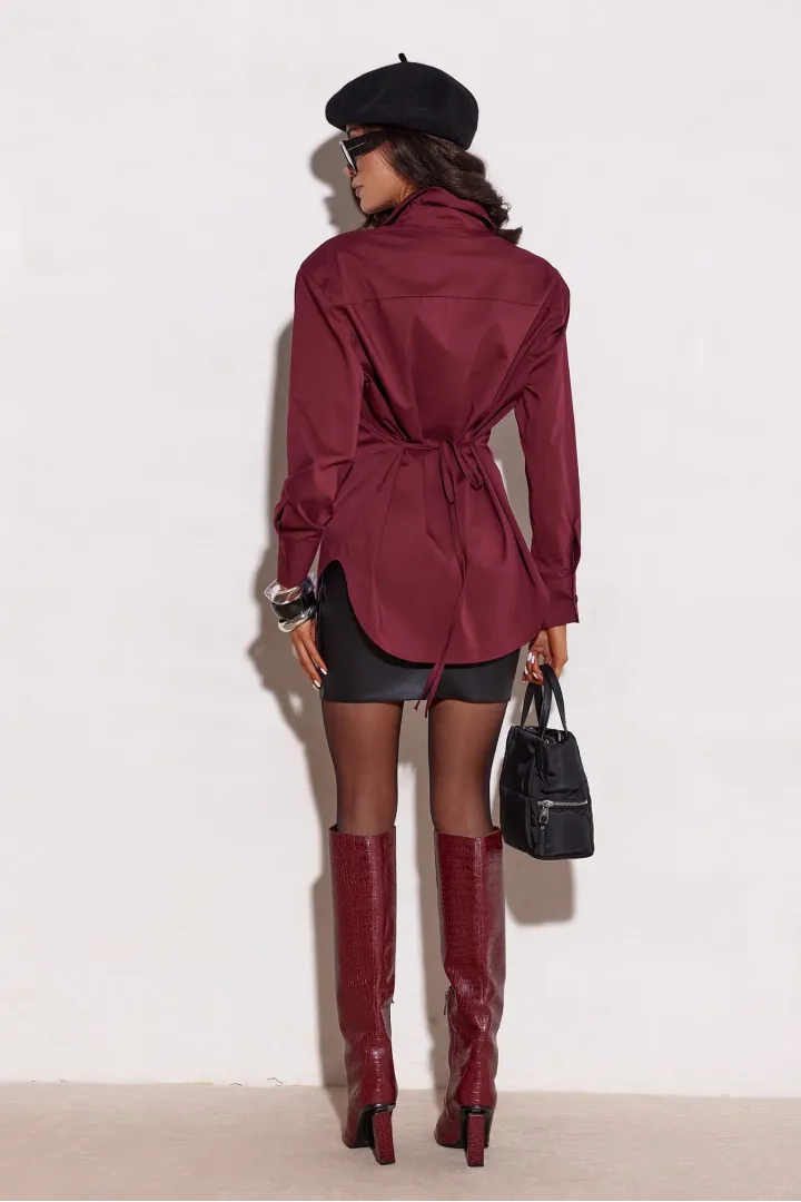 Livia – taillierte Long-Bluse mit Bindegürtel in Burgunderrot