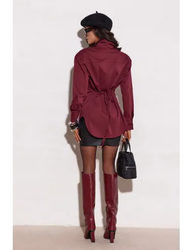 Livia – taillierte Long-Bluse mit Bindegürtel in Burgunderrot | Roco Fashion