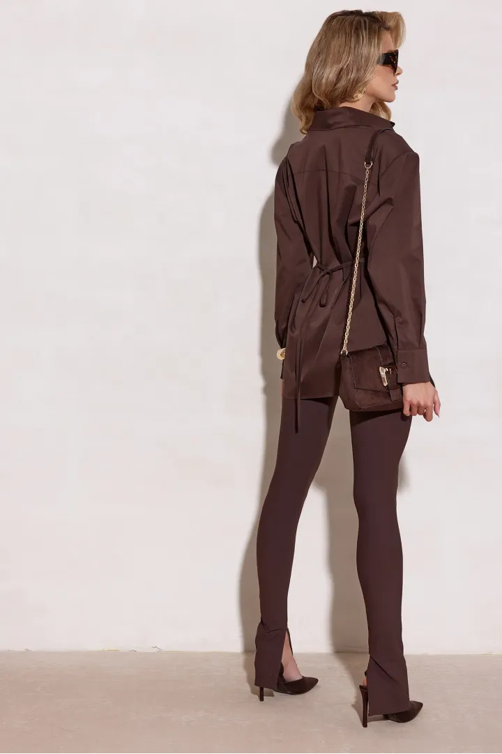 Livia – taillierte Long-Bluse mit Bindegürtel in Braun