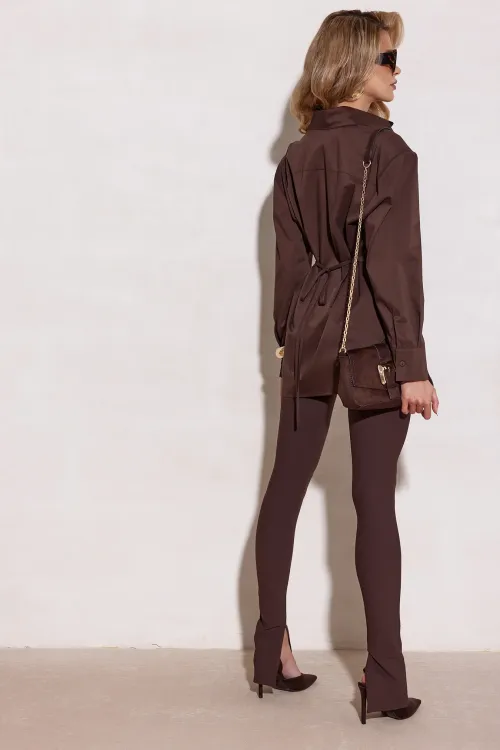 Livia – taillierte Long-Bluse mit Bindegürtel in Braun