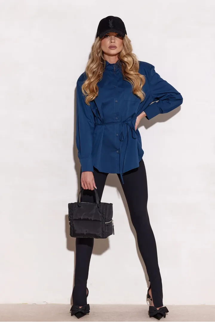 Livia – taillierte Long-Bluse mit Bindegürtel in Dunkelblau | Roco Fashion