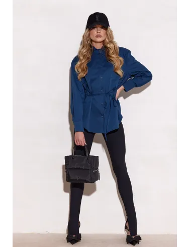 Livia – taillierte Long-Bluse mit Bindegürtel in Dunkelblau | Roco Fashion