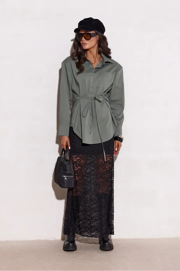 Livia – taillierte Long-Bluse mit Bindegürtel in Khaki | Roco Fashion