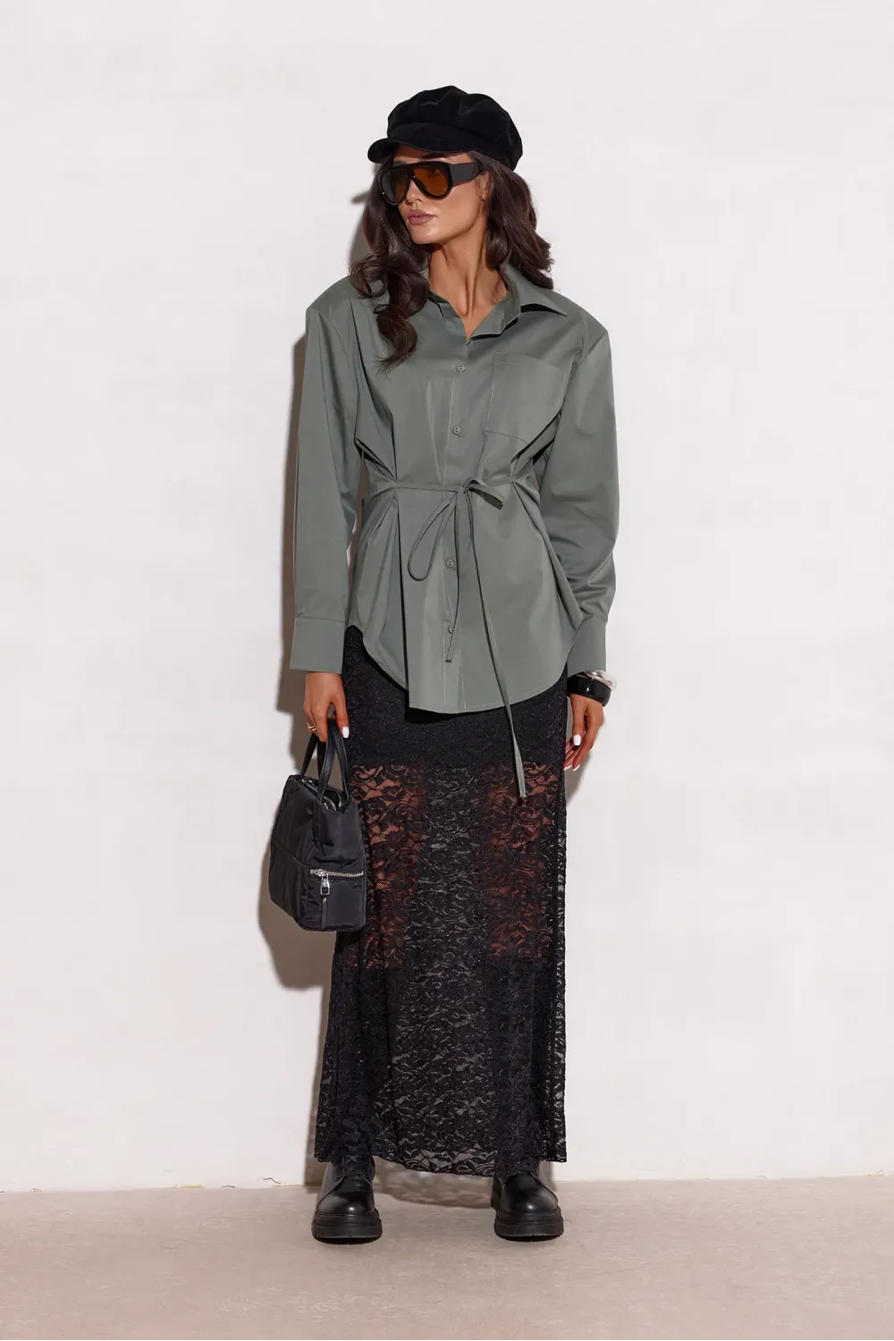 Livia – taillierte Long-Bluse mit Bindegürtel in Khaki | Roco Fashion