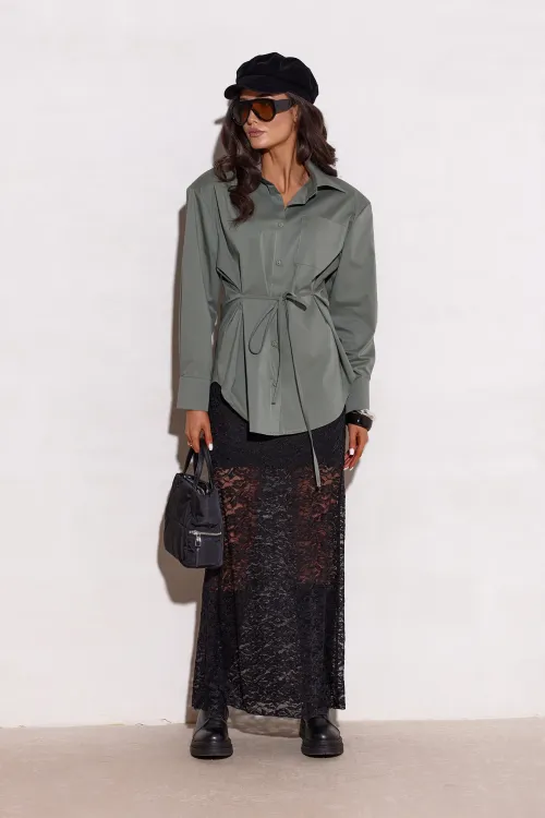 Livia – taillierte Long-Bluse mit Bindegürtel in Khaki | Roco Fashion