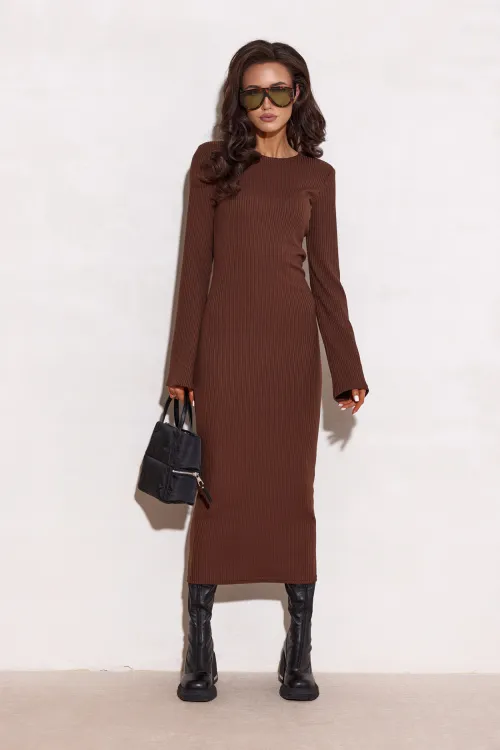 Vera - prążkowana brązowa sukienka midi z długim rękawem | Roco Fashion