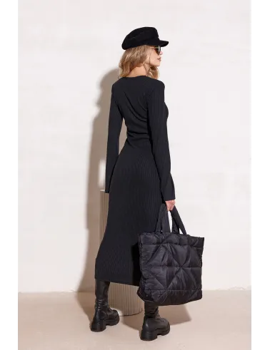 Vera - prążkowana czarna sukienka midi z długim rękawem | Roco Fashion