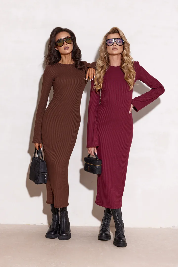 Vera - prążkowana midi sukienka z długim rękawem w kolorze brązowym