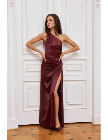 Inez - długa sukienka na jedno ramię z rozcięciem w kolorze bordowym | Roco Fashion
