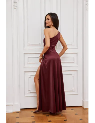 Inez - długa sukienka na jedno ramię z rozcięciem w kolorze bordowym | Roco Fashion