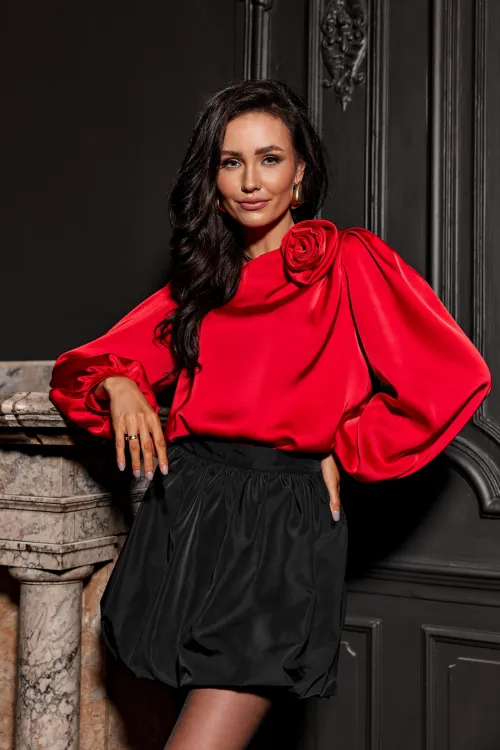 Evelyn - Satinbluse mit Schulterblüte und voluminösen Ärmeln in Rot | Roco Fashion