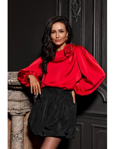 Evelyn – satynowa bluzka z ozdobnym kwiatem na ramieniu i bufiastymi rękawami w kolorze czerwonym | Roco Fashion