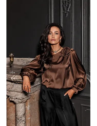 Evelyn – Satinbluse mit Schulterblüte und voluminösen Ärmeln in Braun | Roco Fashion