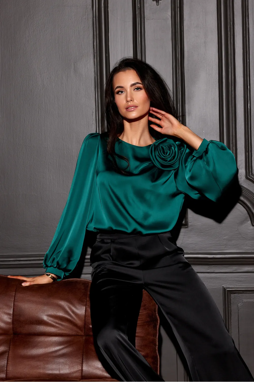 Evelyn - Satinbluse mit Schulterblüte und voluminösen Ärmeln in Flaschengrün