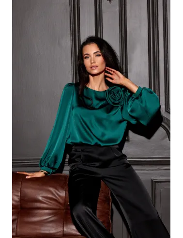 Bluzka Evelyn z Eleganckim Różą na Ramieniu - Butelkowa Zieleń, Satynowa, Wizytowa | Roco Fashion