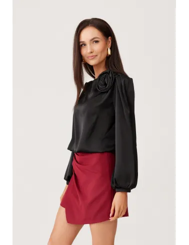 Evelyn - Satinbluse mit Schulterblüte und voluminösen Ärmeln in Schwarz | Roco Fashion