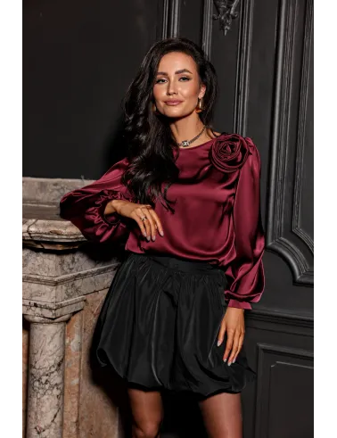 Bluzka satynowa Evelyn z ozdobnym kwiatem – elegancka bordowa bluzka damska | Roco Fashion