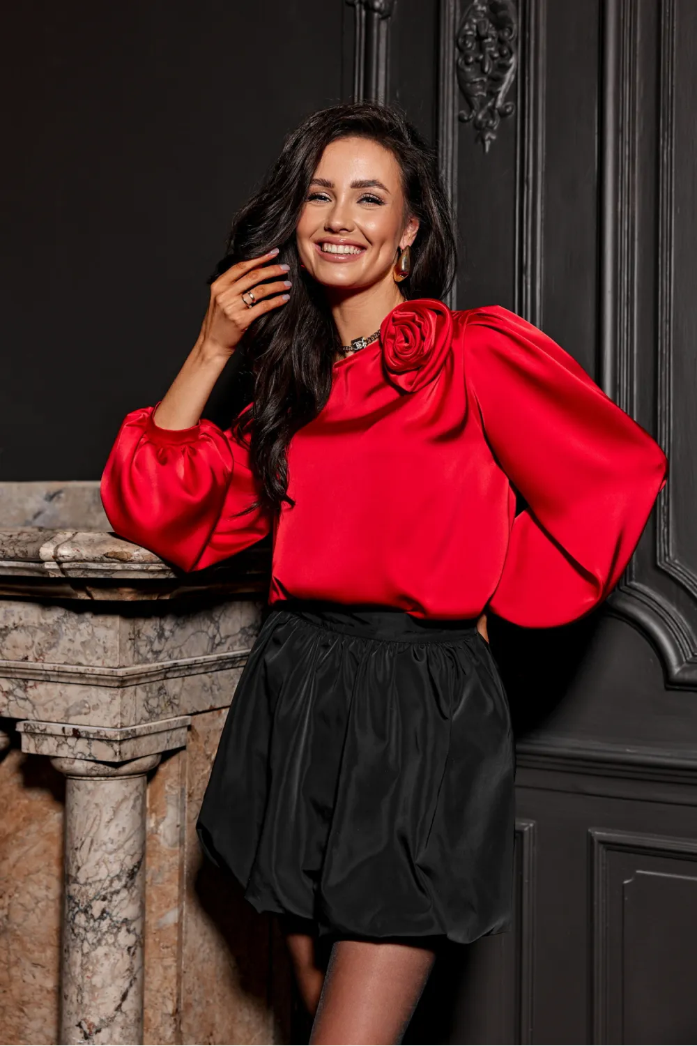 Evelyn - Satinbluse mit Schulterblüte und voluminösen Ärmeln in Rot | Roco Fashion Evelyn - Satinbluse mit Schulterblüte und voluminösen Ärmeln in Rot | Roco Fashion