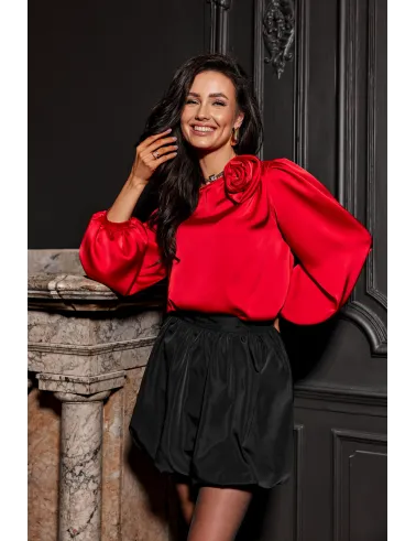 Evelyn – satynowa bluzka z ozdobnym kwiatem na ramieniu i bufiastymi rękawami w kolorze czerwonym | Roco Fashion