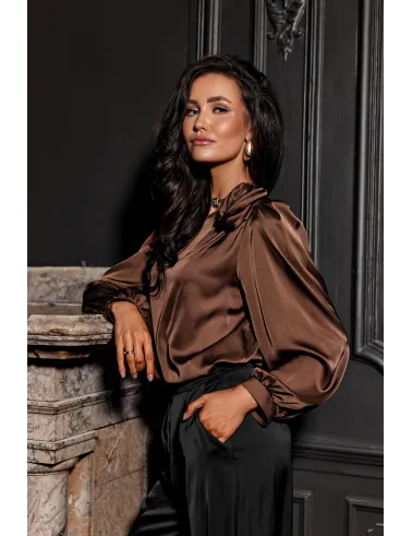 Evelyn – Satinbluse mit Schulterblüte und voluminösen Ärmeln in Braun | Roco Fashion