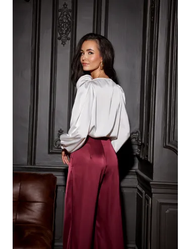 Evelyn – satynowa bluzka z ozdobnym kwiatem na ramieniu i bufiastymi rękawami w kolorze ecru | Roco Fashion