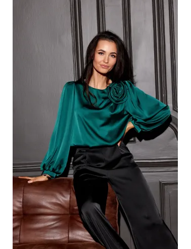 Evelyn - Satinbluse mit Schulterblüte und voluminösen Ärmeln in Flaschengrün
