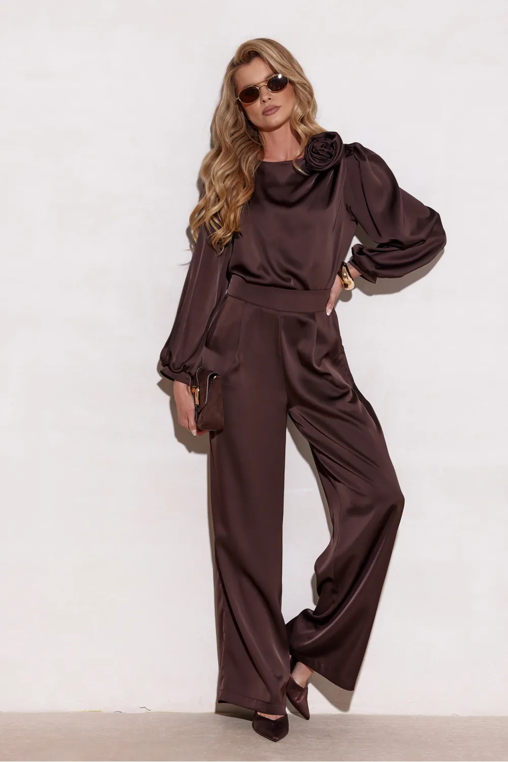 Bluzka Evelyn z Eleganckim Różą na Ramieniu – Ciemny Brąz, Satynowa, Wizytowa | Roco Fashion Bluzka Evelyn z Eleganckim Różą na Ramieniu – Ciemny Brąz, Satynowa, Wizytowa | Roco Fashion