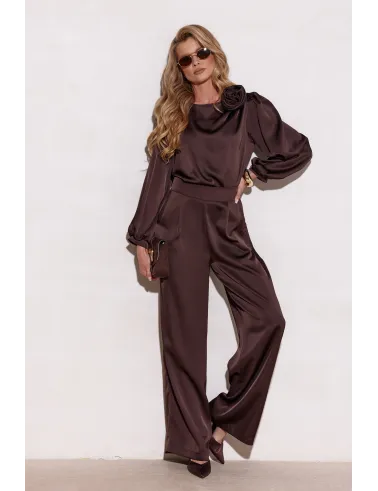 Bluzka Evelyn z Eleganckim Różą na Ramieniu – Ciemny Brąz, Satynowa, Wizytowa | Roco Fashion