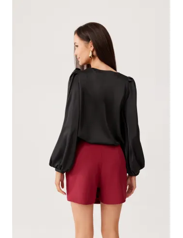 Evelyn - Satinbluse mit Schulterblüte und voluminösen Ärmeln in Schwarz | Roco Fashion