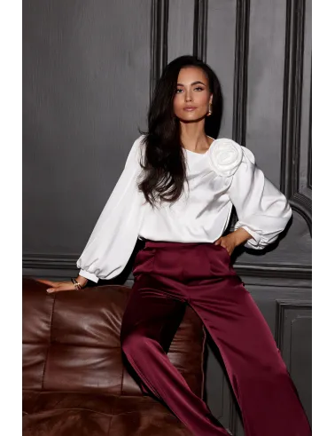 Evelyn – satynowa bluzka z ozdobnym kwiatem na ramieniu i bufiastymi rękawami w kolorze ecru | Roco Fashion