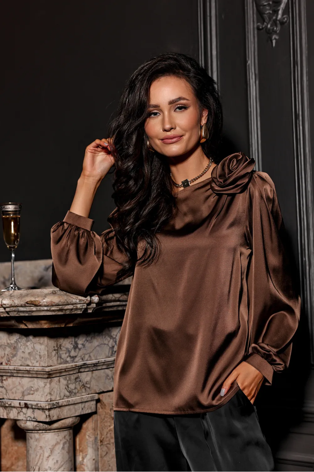 Bluzka Evelyn – elegancka satynowa bluzka z ozdobnym kwiatem na ramieniu | Roco Fashion Bluzka Evelyn – elegancka satynowa bluzka z ozdobnym kwiatem na ramieniu | Roco Fashion
