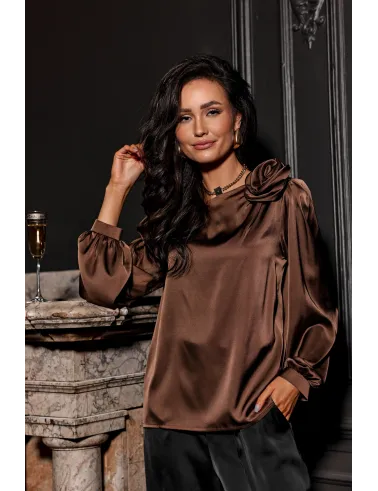 Bluzka Evelyn – elegancka satynowa bluzka z ozdobnym kwiatem na ramieniu | Roco Fashion