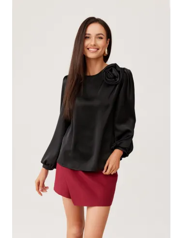 Evelyn - Satinbluse mit Schulterblüte und voluminösen Ärmeln in Schwarz | Roco Fashion