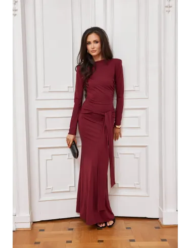 Serenya - elegantes Maxikleid mit Rückenausschnitt und Taillenband in Burgunderrot | Roco Fashion