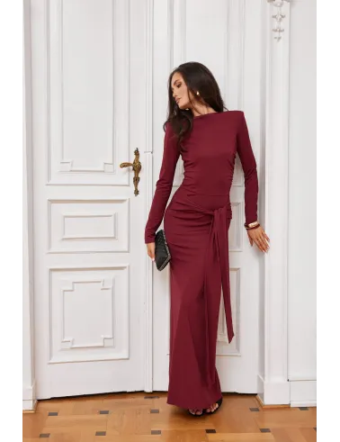 Serenya - elegantes Maxikleid mit Rückenausschnitt und Taillenband in Burgunderrot | Roco Fashion